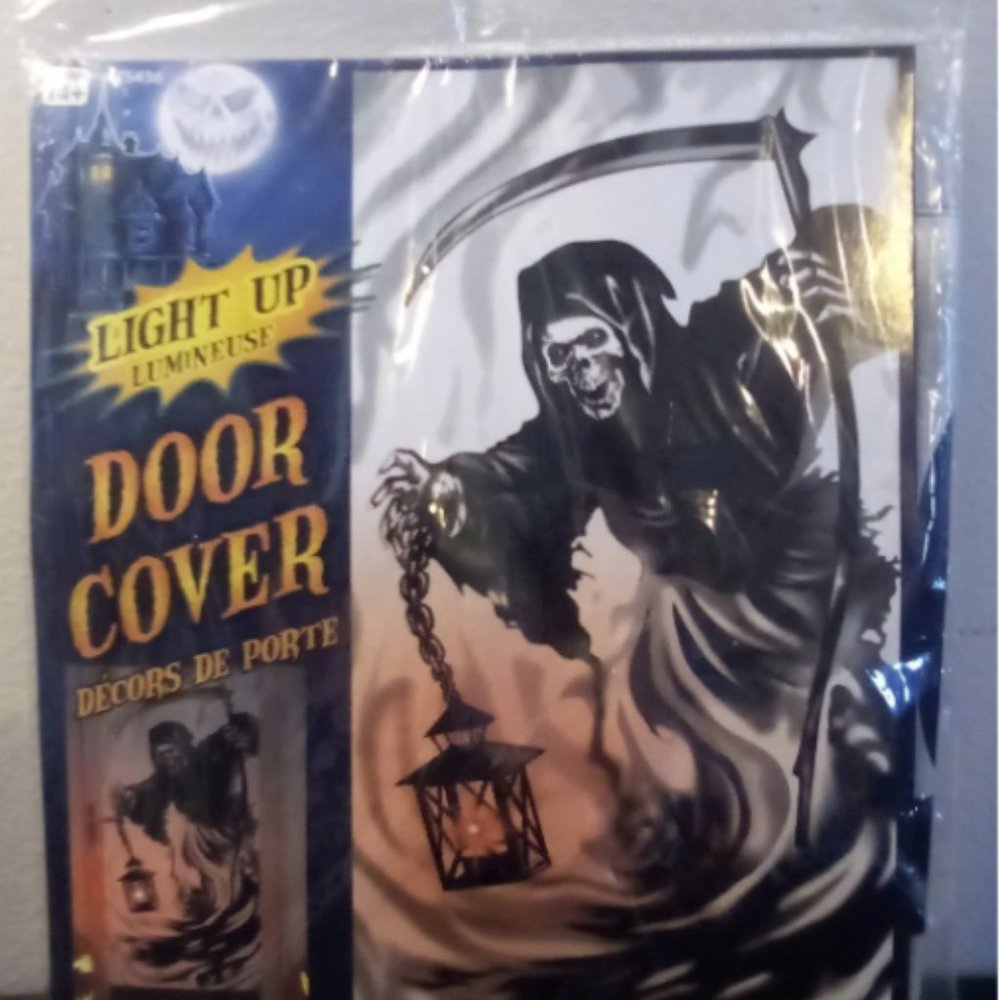 Brand New Light Up Door Cover 30x60 Inches Batteries Included.
